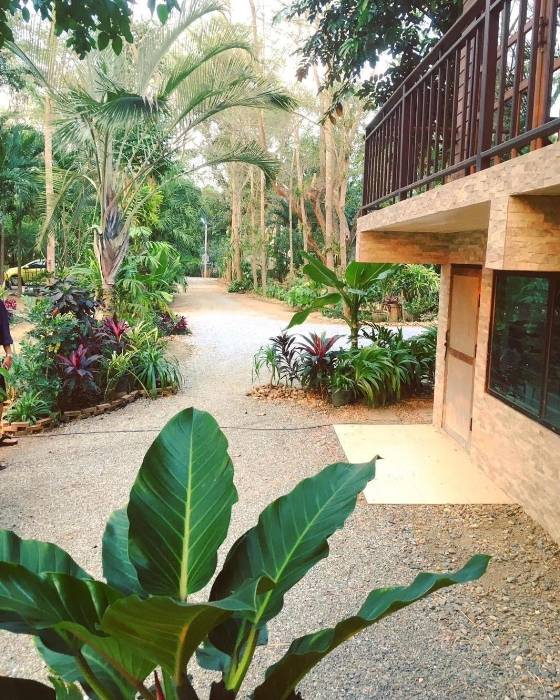 Apartamento เรือนสารภี Phrae Exterior foto